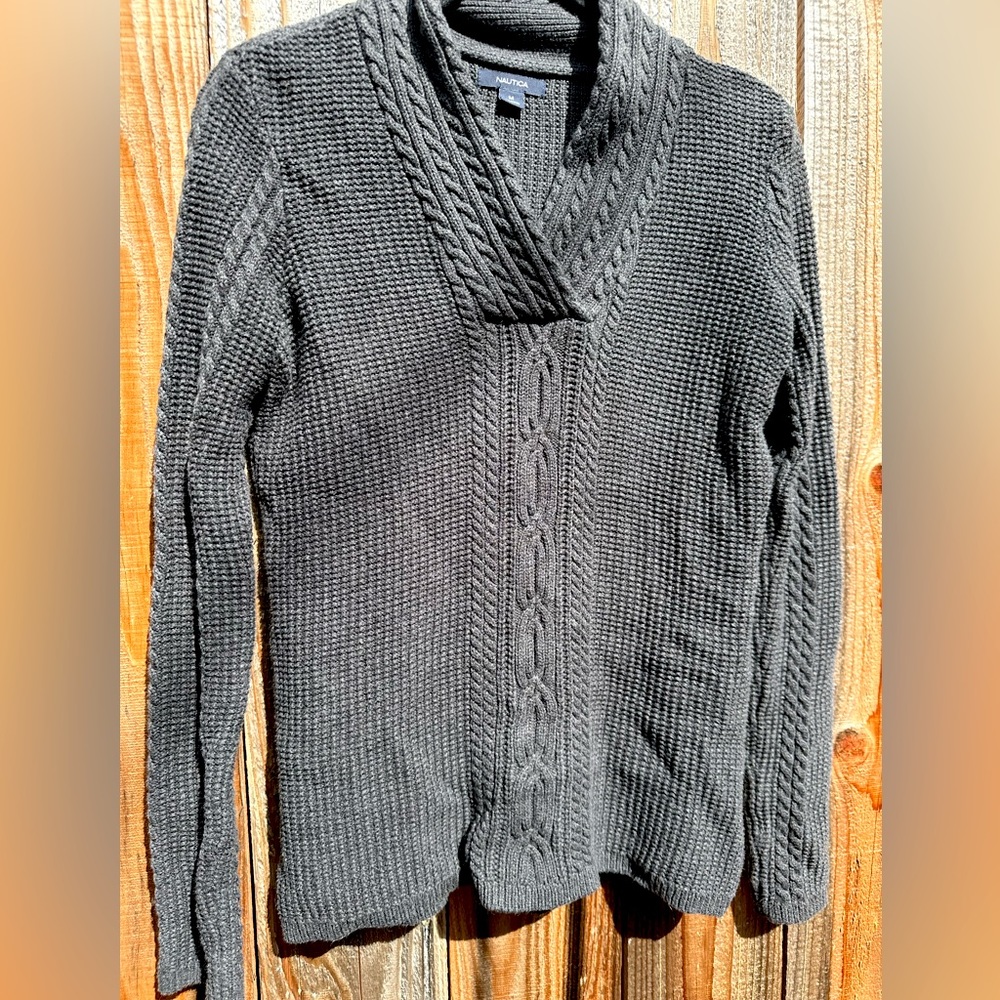 Sweater. SIZE: M
COLOR: Gray
BRAND: Nautica